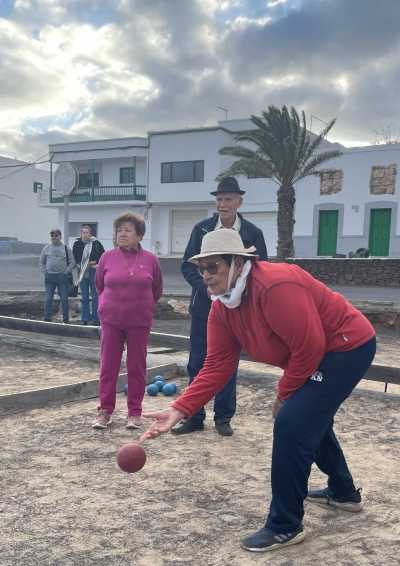 El Consultorio Local de Tinajo impulsa un innovador proyecto de salud comunitaria con la bola canaria para mayores de 60 años
