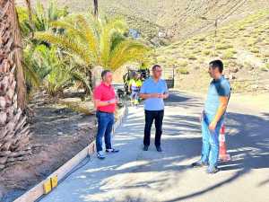 El Ayuntamiento de Guía repara el socavón de la carretera de La Atalaya que va al cementerio y Caleta