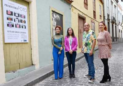 La exposición ‘Primavera Foto’ sigue expuesta en las fachadas de las casas y edificios del casco histórico de Guía.