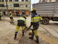 El dispositivo canario de emergencias finaliza la limpieza de dos avenidas de Alfafar para que reabra un colegio