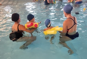 La Escuela Infantil de San Isidro realiza actividades de iniciación al medio acuático