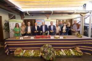 Spar Gran Canaria y los agricultores de Valleseco renuevan su convenio para fomentar el consumo de la manzana reineta por tercer año