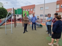 Peña y Artiles visitan la obra de renovación del parque infantil de El Caracol