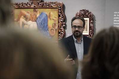 El conservador Javier Pueyo cursa una visita guiada a la exposición &#039;Juan de Miranda lo pintó&#039; que se exhibe en la Casa de Colón