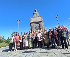 Homenaje a Pérez Galdós frente a la escultura del escritor en el 104 aniversario de su muerte