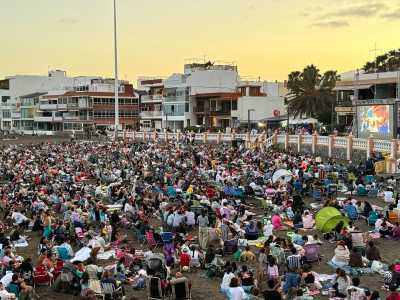 Más de 2.000 personas disfrutan del estreno del ya consolidado Cine de Verano en Salinetas