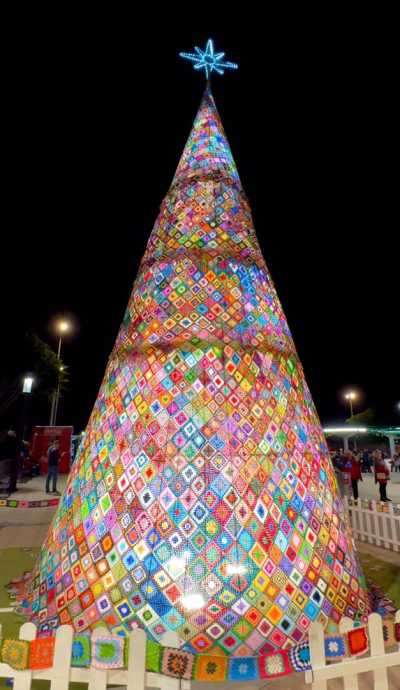 La Atalaya celebra este sábado el encendido del Árbol de Navidad de Ganchillo, una creación vecinal de 10 metros de altura con miles de rosetas tejidas a mano por las vecinas del barrio