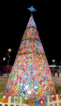 La Atalaya celebra este sábado el encendido del Árbol de Navidad de Ganchillo, una creación vecinal de 10 metros de altura con miles de rosetas tejidas a mano por las vecinas del barrio