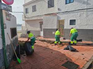 Limpieza intensiva en Ojos de Garza tras la acumulación de piedras, ceba y arena por la subida de la marea