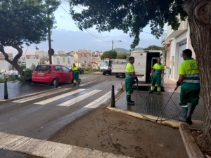 Una treintena de personas realiza una limpieza de choque en el barrio de La Herradura