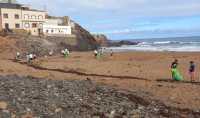 Gáldar recoge más de media tonelada de residuos en la playa de Bocabarranco