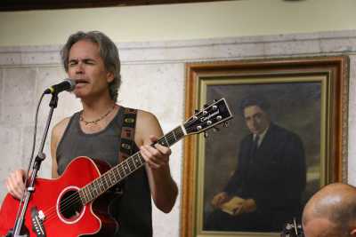 El cantante Heriberto Cruz ofrece el recital interdisciplinar ‘Para seguir andando’ en la Casa Museo Tomás Morales de Moya