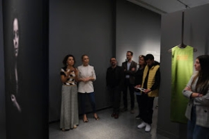 La artista lanzaroteña M. Nieves Cáceres dialoga con la obra museística de la Casa de Colón en la muestra ‘Deshilar la colección. Urdimbres de lo sagrado’