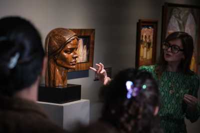 La visita guiada a la muestra ‘Creando Colección’ propone una ruta personalizada en la Casa de Colón a través de las últimas obras de arte adquiridas por el Cabildo