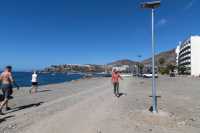 Mogán instala farolas fotovoltaicas en un tramo del paseo marítimo entre Arguineguín y Patalavaca que carecía de iluminación