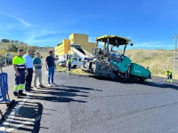 Las obras de reasfaltado de la carretera de Ingenio Blanco a Lomo Betancor finalizan hoy miércoles