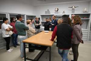 El grupo de gobierno visita el renovado espacio de conservación de Cueva Pintada