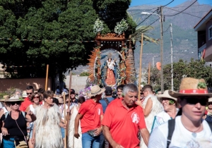 El presidente de Canarias participa en  la Bajada del Socorro, en Güímar, una de  las romerías más populares del Archipiélago