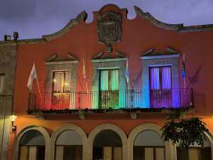 El Ayuntamiento ilumina su fachada con los colores de la bandera LGTBIQ+