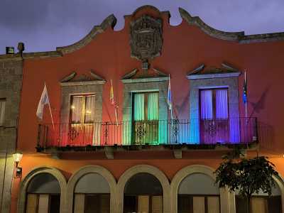 El Ayuntamiento ilumina su fachada con los colores de la bandera LGTBIQ+