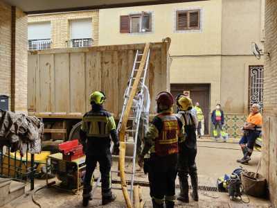 El operativo canario de emergencias realiza una técnica pionera en el vaciado de lodo de un garaje en Massanassa