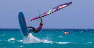 Último día de infarto en el Slalom X masculino en Fuerteventura: Pierre Mortefon acaricia el título