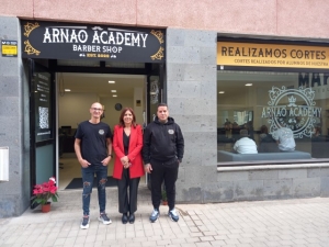 La alcaldesa de Telde conoce Arnao Academy, una nueva barbería con escuela de formación