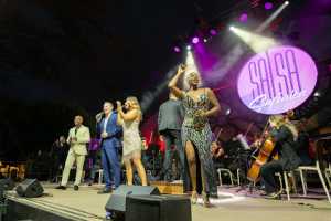 El concierto &#039;Salsa Sinfónica&#039; hace bailar a la Plaza de Santiago