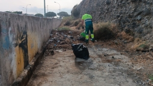 Telde inicia trabajos de limpieza en el entorno del Mercadillo de Jinámar tras la reunión con los comerciantes