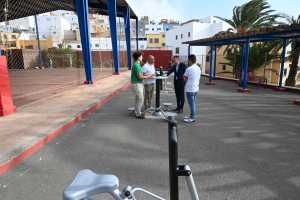 El Ayuntamiento renueva los aparatos biosaludables situados en la cancha de Sardina