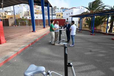 El Ayuntamiento renueva los aparatos biosaludables situados en la cancha de Sardina