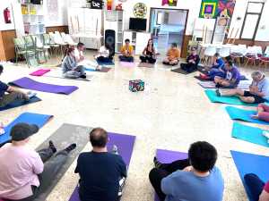 El ‘Yoga para todos’ regresa al Centro Ocupacional Comarcal Santa María de Guía para mejorar el bienestar de sus usuarios
