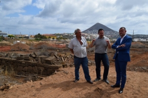 El Ayuntamiento comienza la obra de urbanización previa a la construcción de las viviendas sociales de El Roque