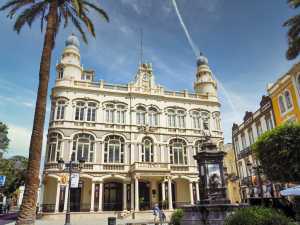 Con todas las plazas agotadas se celebra la última ruta guiada por la Triana modernista