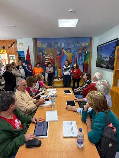 El Centro de Mayores impulsa la inclusión digital con la incorporación de una tablet de uso compartido