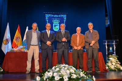 Guía de Gran Canaria rinde, en un acto institucional, homenaje a Pedro González Sosa y nombra, oficialmente, a Sergio Aguiar Castellano como nuevo cronista oficial