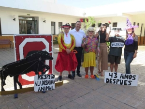 Pedro Rodríguez felicita a los ganadores del Centro Ocupacional Santa María de Guía en la Gala de Integración del Carnaval de Las Palmas de Gran Canaria