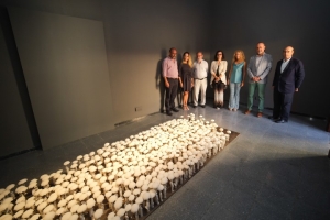 La Casa de Colón acoge el acto oficial de donación de ‘Solidaridad’, emblemática instalación de 3.000 figuras del escultor grancanario Félix J. Reyes Arencibia