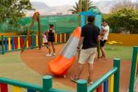 El Ayuntamiento de Gáldar renueva el parque infantil de la calle Alcaravaneras, en Barrial