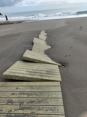 Playas interviene para paliar los daños producidos por el fuerte oleaje en el litoral del municipio