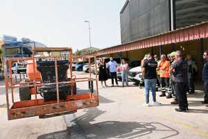 San Bartolomé de Tirajana forma a sus empleados de los Servicios Públicos en el manejo de  plataformas elevadoras móviles