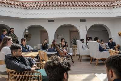 nalia Bueno acompaña al alumnado del IES Faro de Maspalomas en una jornada de orientación profesional en el Hotel Livvo Puerto de Mogán