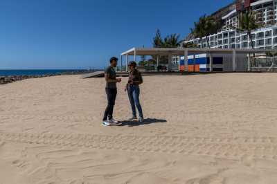 La playa del Cura ultima el módulo de restauración y coloca a su alrededor 750 toneladas de arena