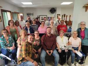 El alcalde de Telde sorprende en el Centro de Mayores con la entrega de material musical a la murga Los Tutti Frutti