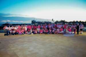 El rosa baña Playa de Mogán  contra el cáncer de mama