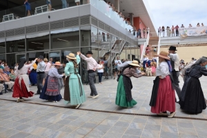 Los grupos folclóricos participantes en el XXX Festival Nacional de Folclore Isla de Gran Canaria actuaron en el Mercado de Guía