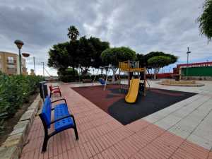 Parques y Jardines dotará con una cubierta de protección solar a la zona de juegos infantiles de Casas Nuevas