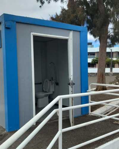 Telde repara los daños ocasionados por actos vandálicos en el aseo de la playa de La Garita y restablece el servicio